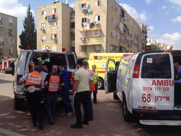 بالفيديو: حريق ضخم داخل شقة سكنية في اللد يوقع 9 إصابات طفيفة 